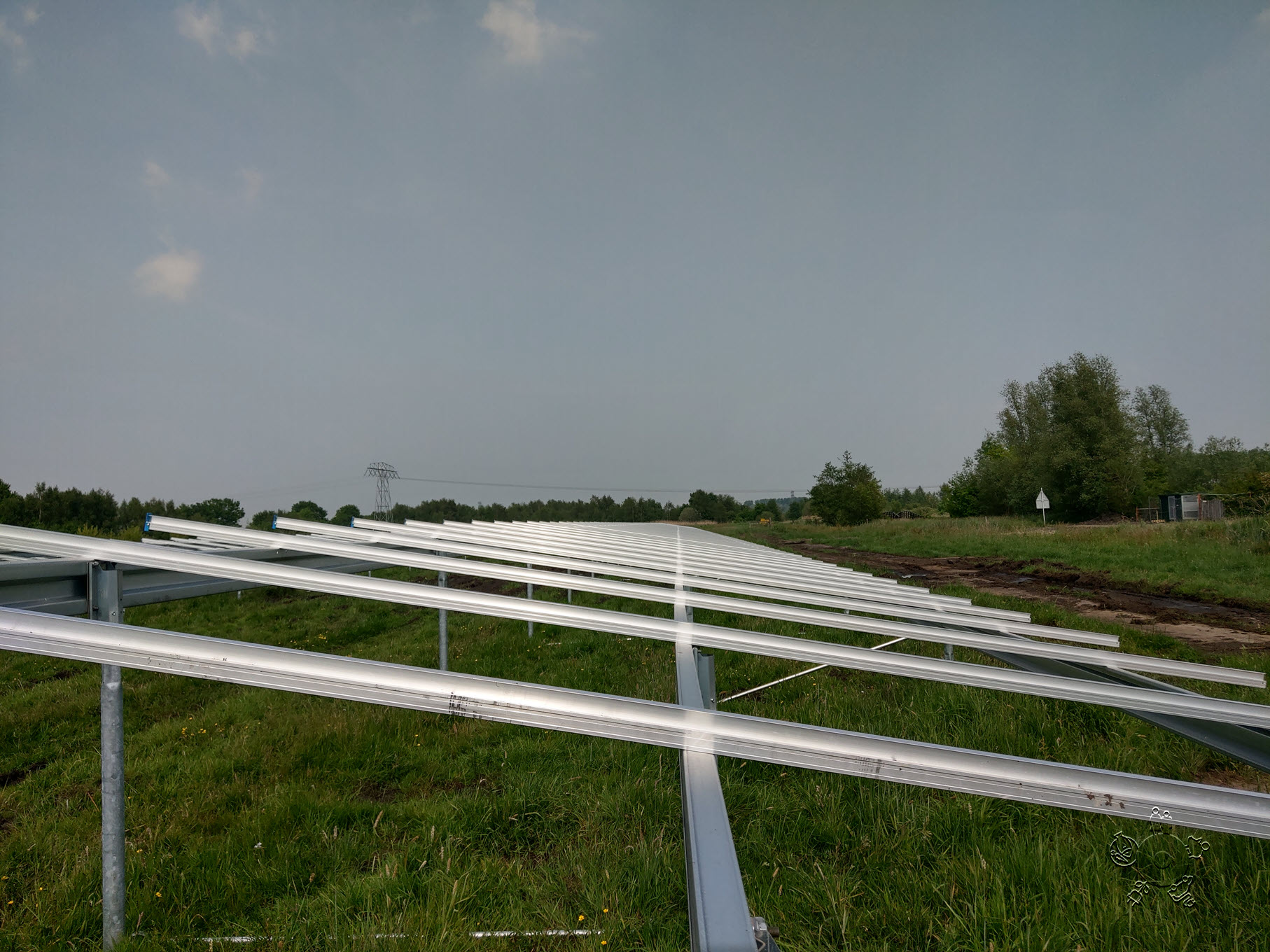 Eerste zonnepaneel is gelegd voor Polycultuur Zonnepark De Mikkelhorst