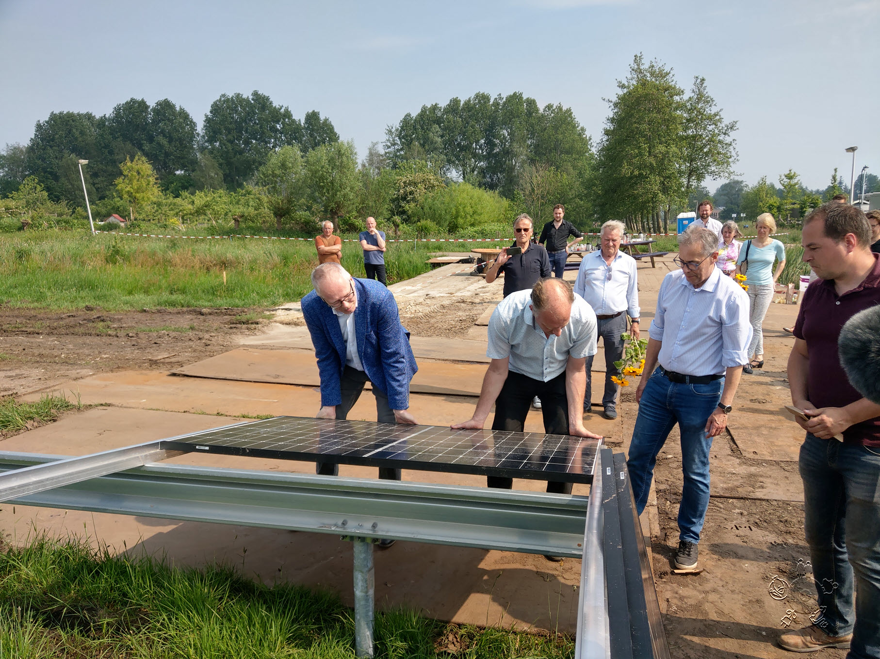 Eerste zonnepaneel is gelegd voor Polycultuur Zonnepark De Mikkelhorst
